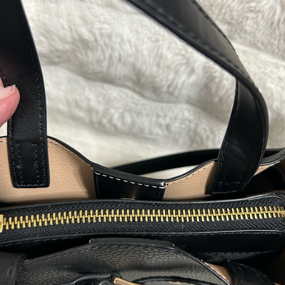 Michael Kors Black and Gold Tote with Elegant Design - Picture 3 of 6